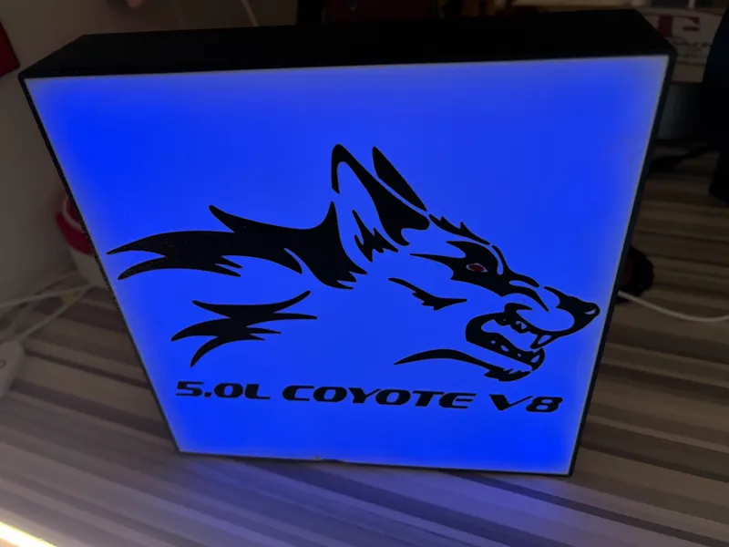 Coyote 5.0L V8 Desktop Emblem – Multicolor Sign