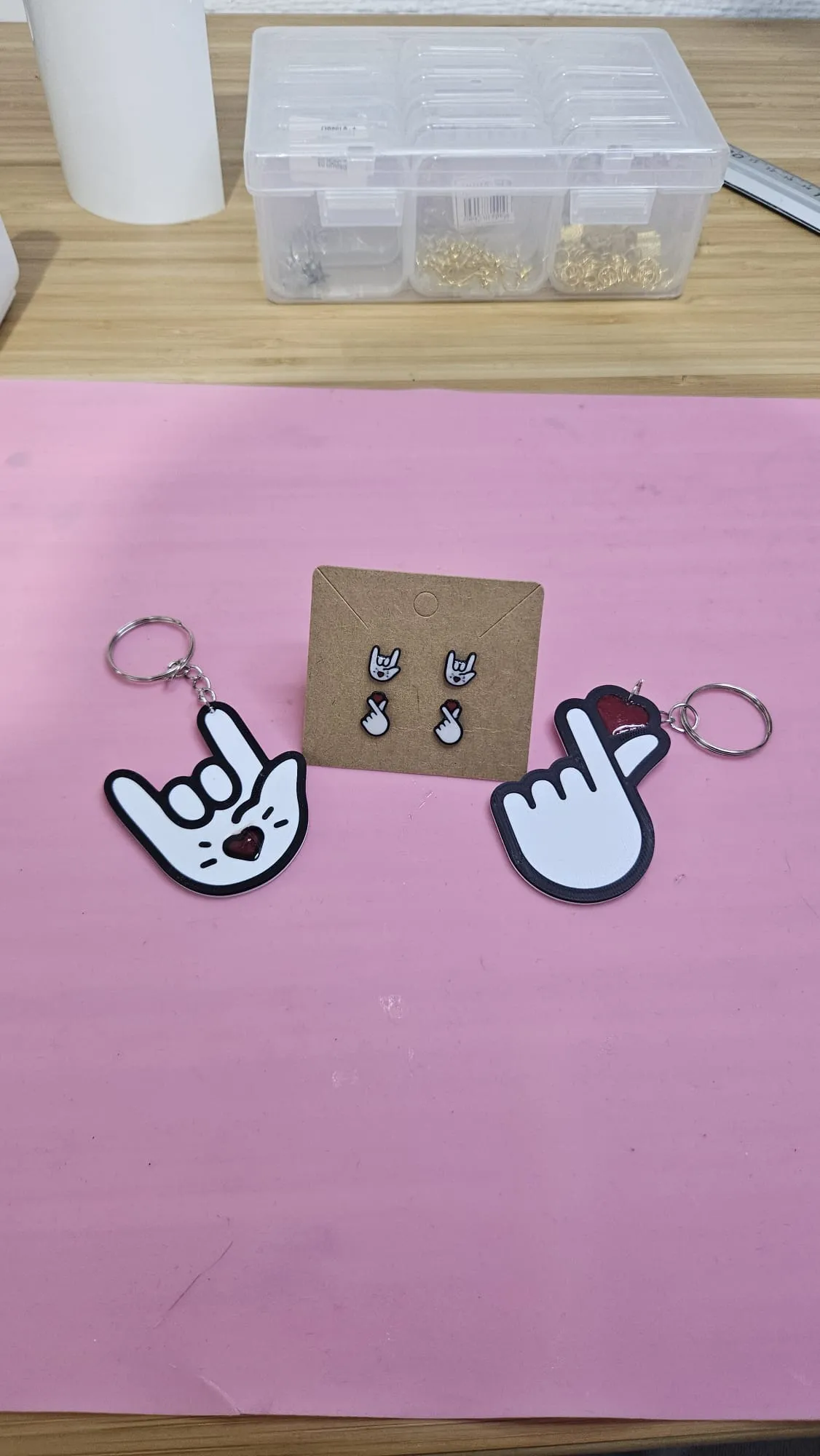 Pendientes manos con corazon view 3