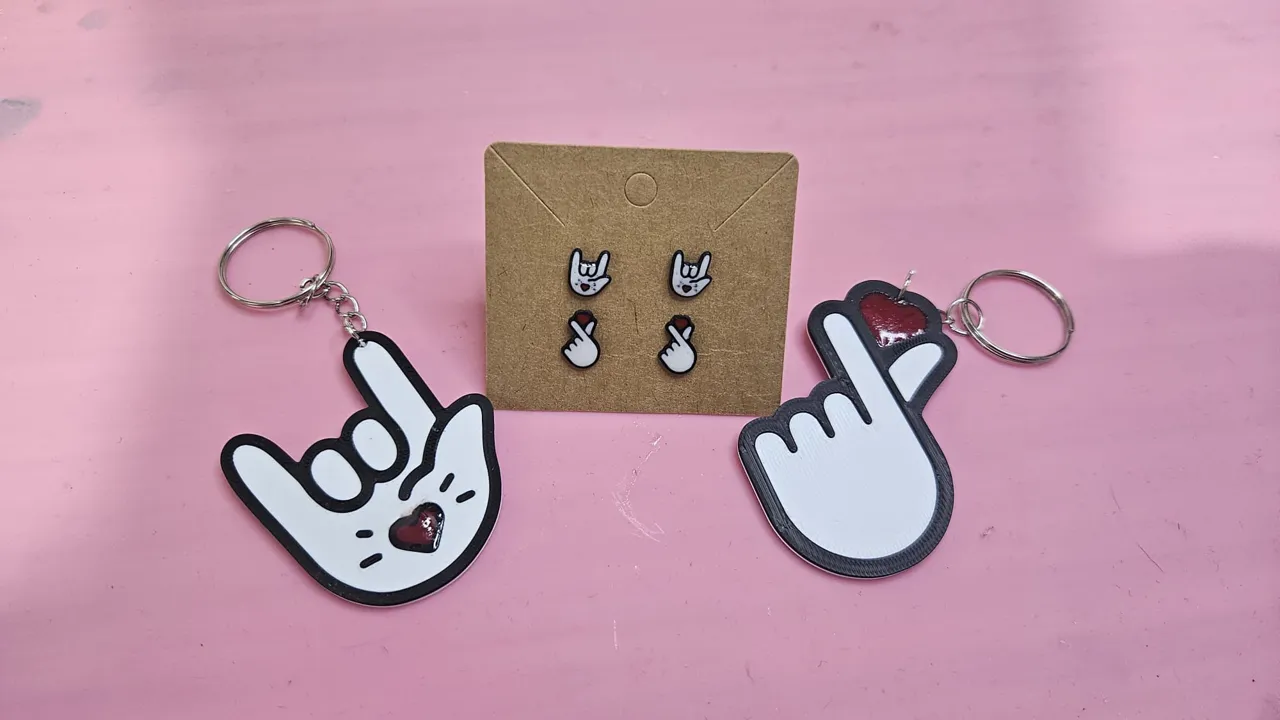Pendientes manos con corazon view 2