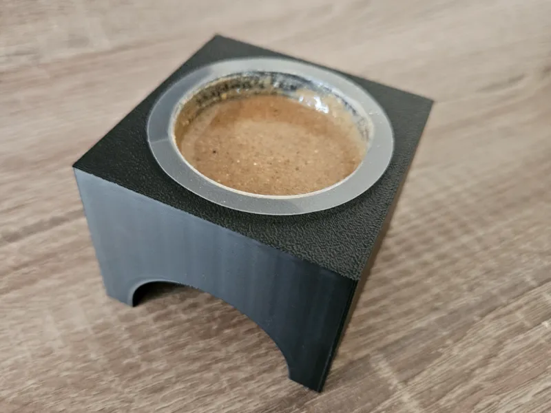 Gecko Food Dish And Hide