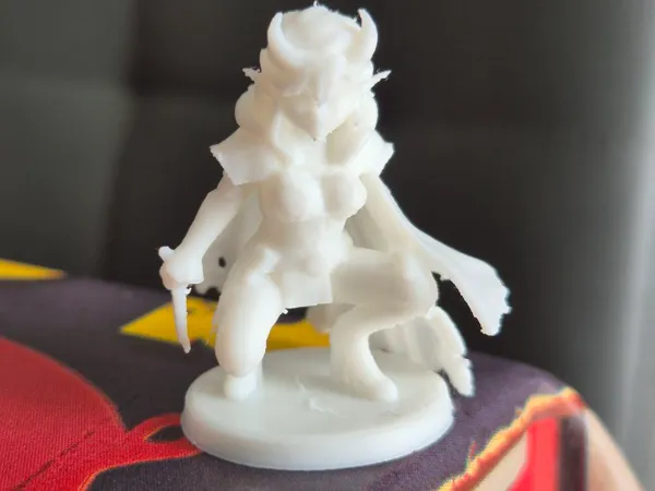 Figurine de tieffeline voleuse pour JDR