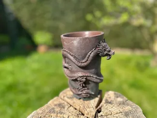 Traditioneller Drachen-Kaskadenpot (Kengai)