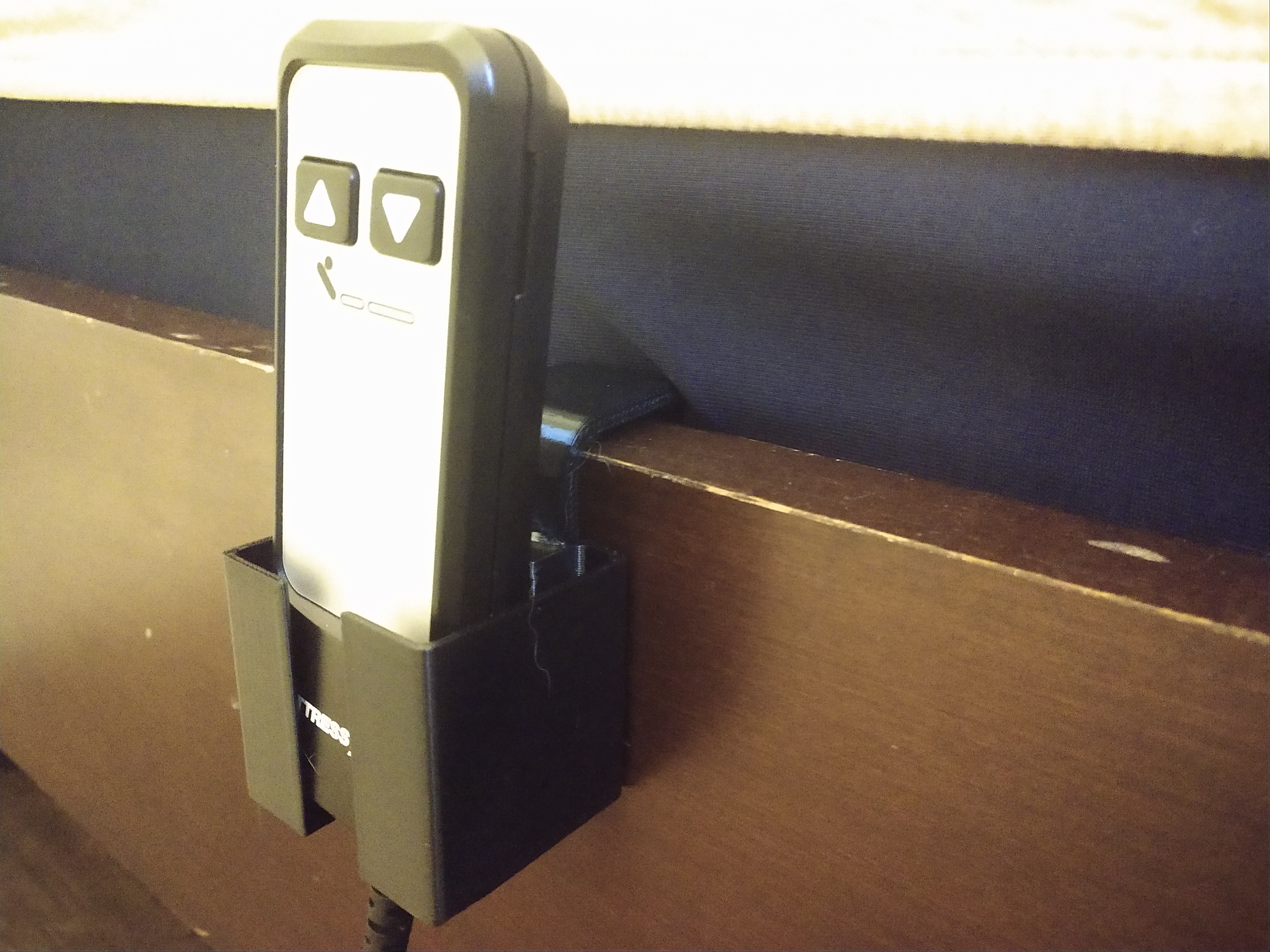 Miniatura 7 do modelo 3D Hook-on Adjustable Bed Base Remote Holder