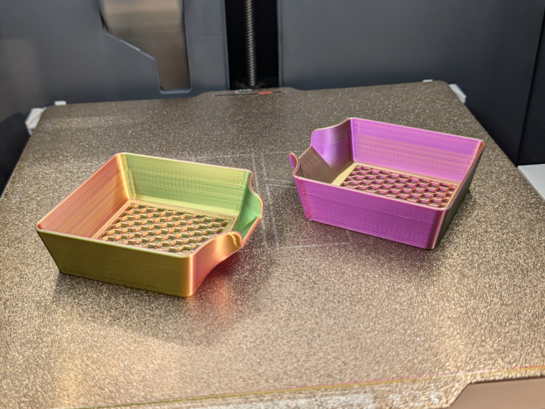 Stackable meeple tray with lid and flexible mesh