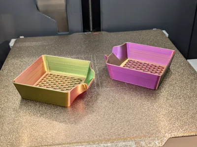 Stackable meeple tray with lid and flexible mesh
