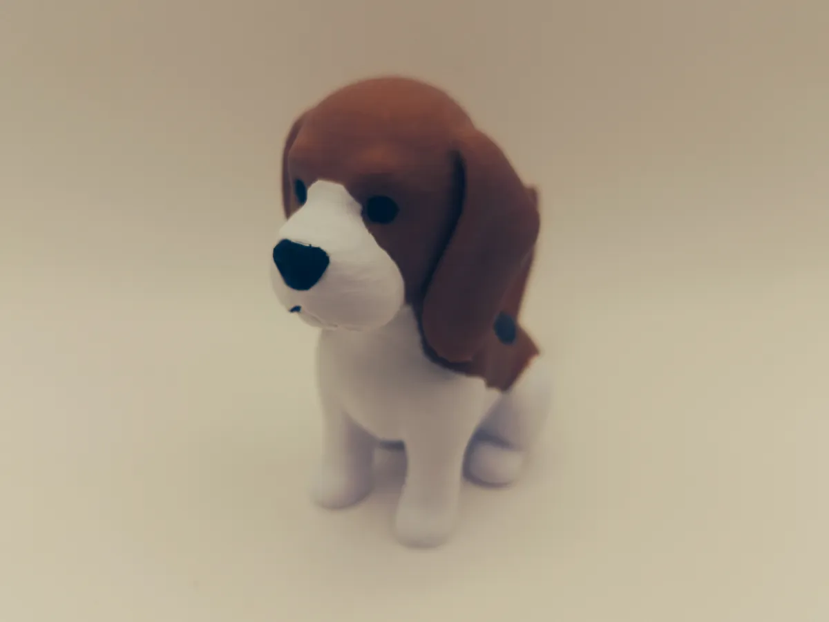 Figurine de beagle aux grandes oreilles