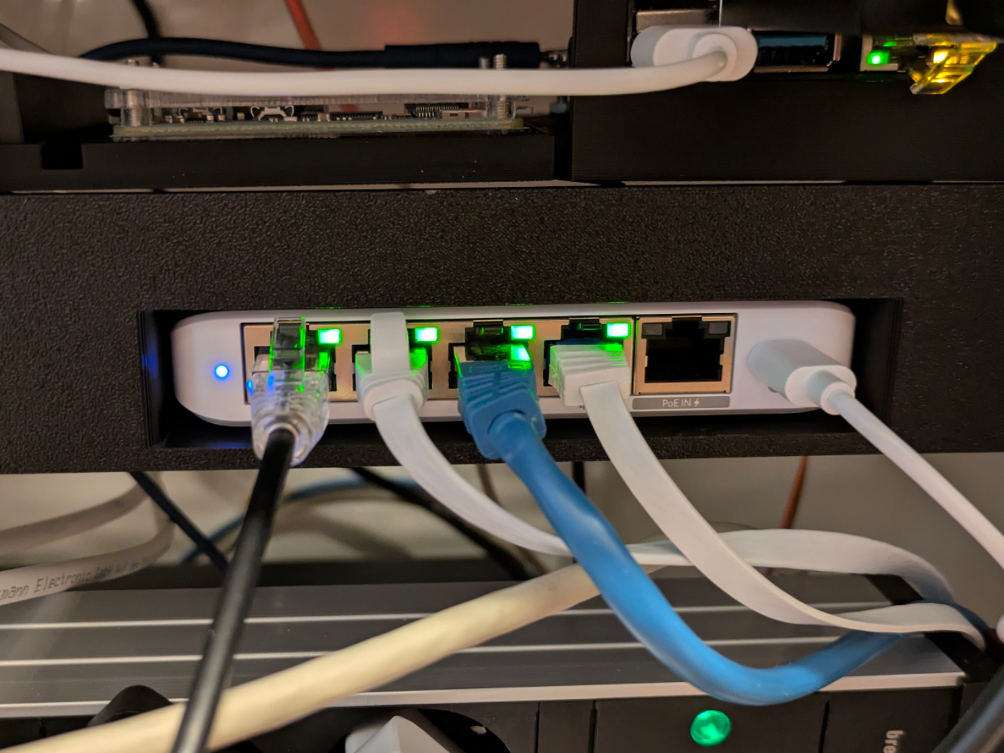 19" Server-Rack - Gehäuse für Unifi flex mini 2.5G