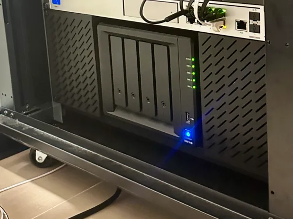 Caches latéraux 4U pour Synology DS918+ en rack 19"