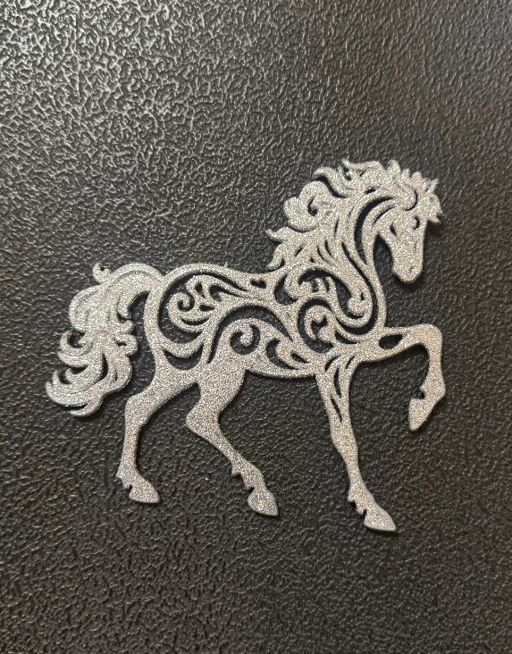 Ornamento da collezione con statuetta decorativa a forma di cavallo rosso dal design speciale