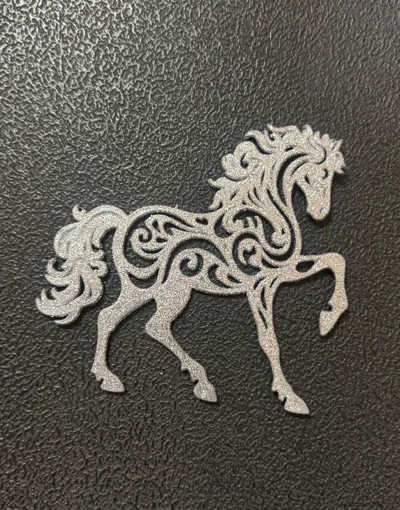 Ornamento da collezione con statuetta decorativa a forma di cavallo rosso dal design speciale