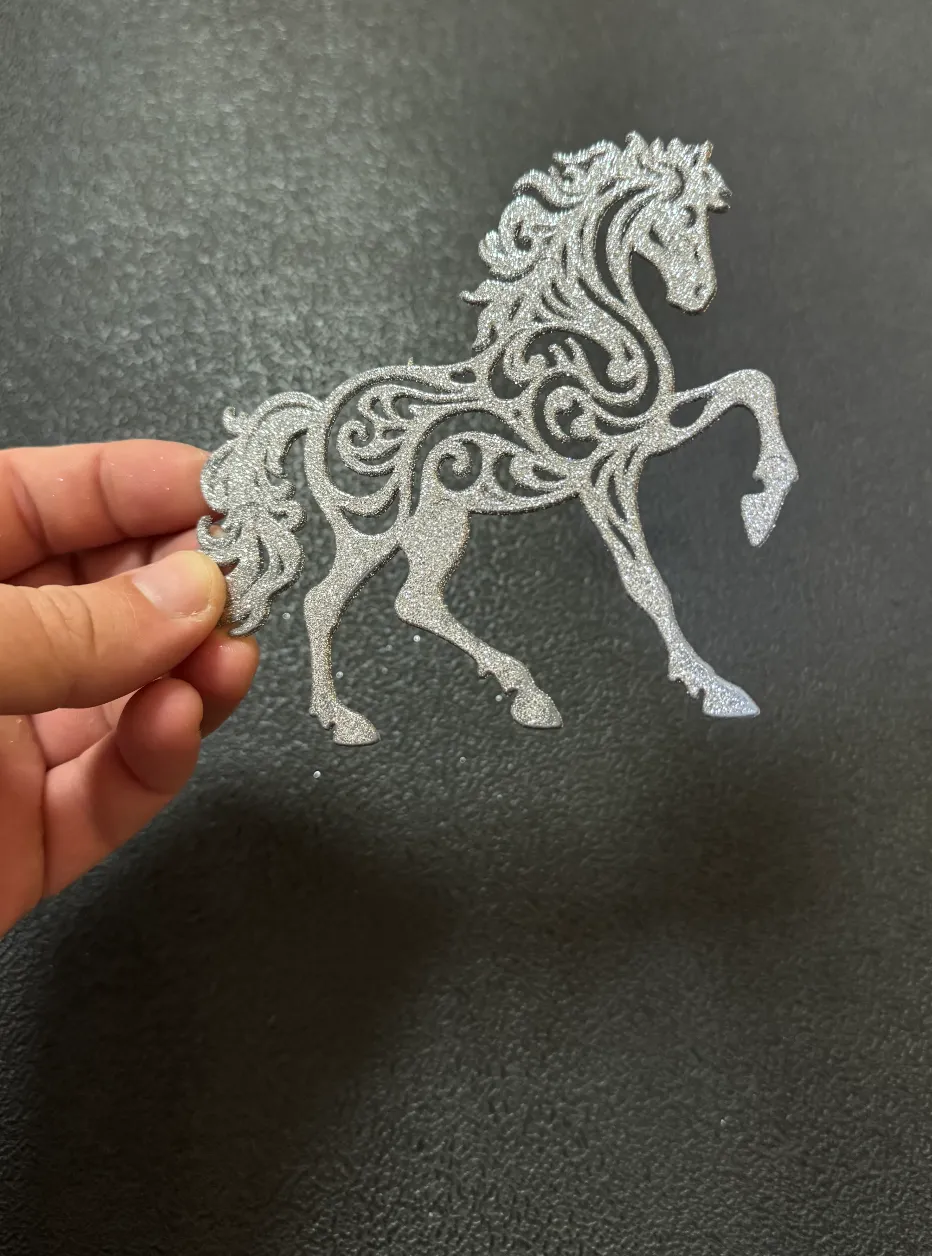 Ornamento da collezione con statuetta decorativa a forma di cavallo rosso dal design speciale