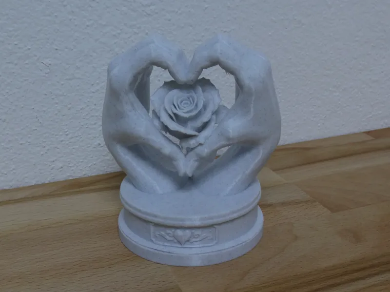 Handherz mit Rose auf Sockel Sukulptur