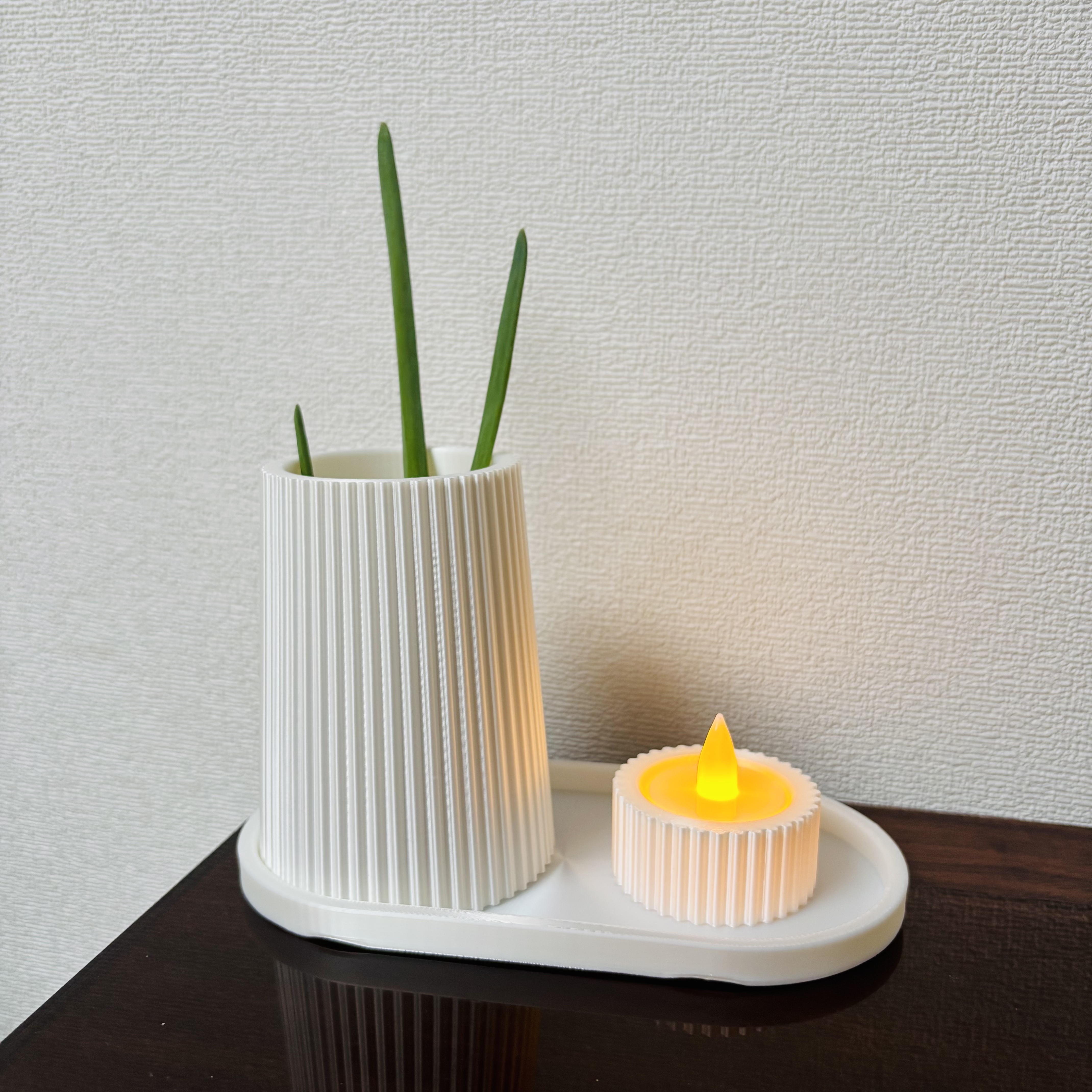 Miniatura 1 do modelo 3D 精致小花瓶和钥匙托盘(Q_Craft)