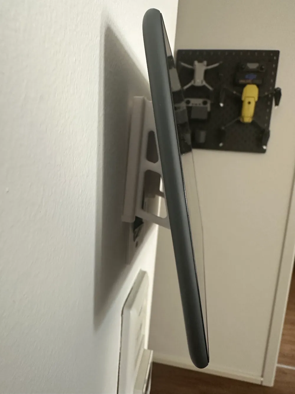 Floating Tablet Wall Mount - Smarthome by online.sh - MakerWorld