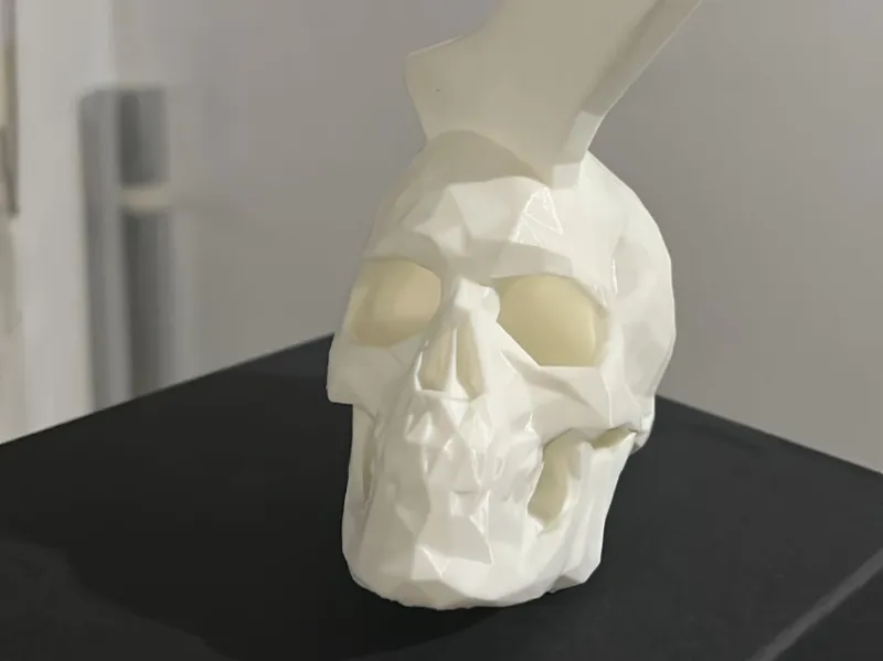 Calavera con hacha con baja poligonalizacion
