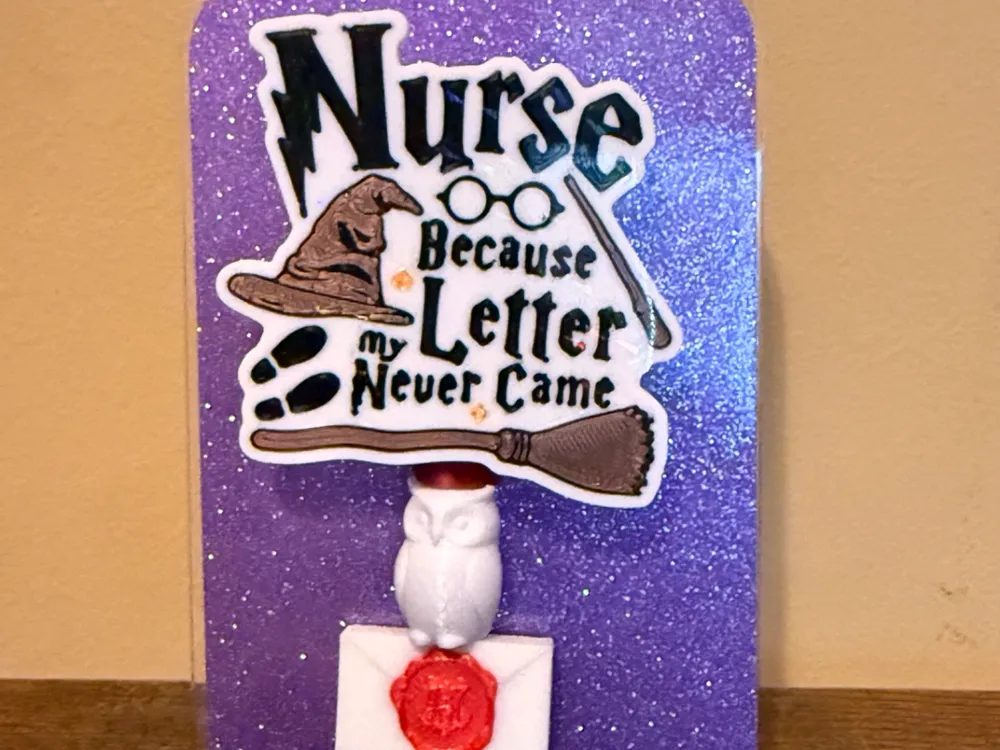 Letrero o emblema decorativo: Wizard-Inspired Nurse Badge Reel. Referencia del modelo original.