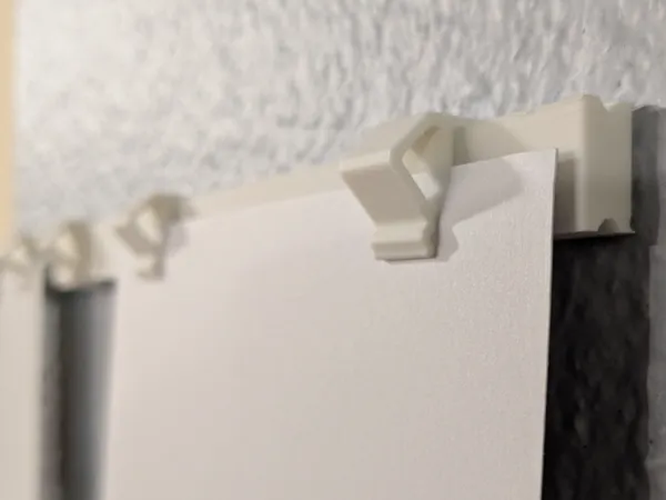 Rail à clips pour affichage mural