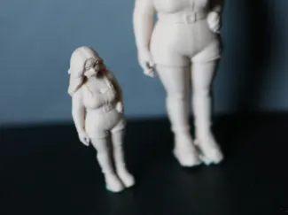 petite figurine 1/64 femme aux belles formes 