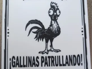 Cartel Gallinas Patrullando