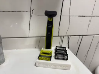 Philips OneBlade stand with Accessories