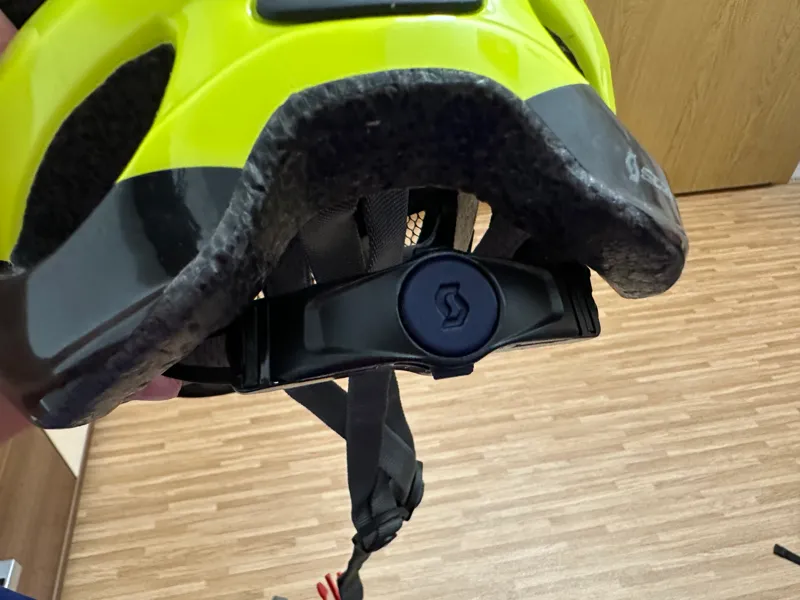 Scott bike helmet tightener