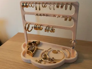 Elegant and clean jewelry stand