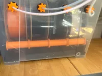 Druck mit PETG oder PLA. Immer mit Supports drucken. 
