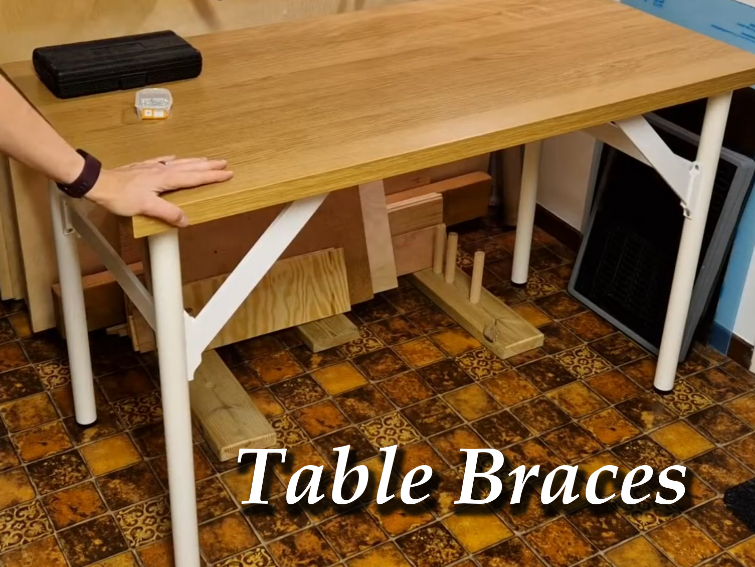 Braces for round table legs