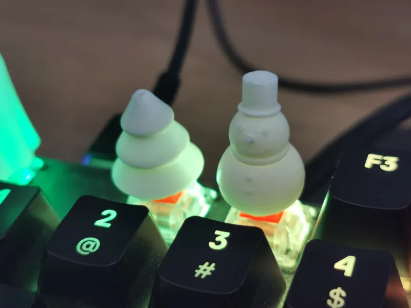 Snowman and Christmas tree keycaps