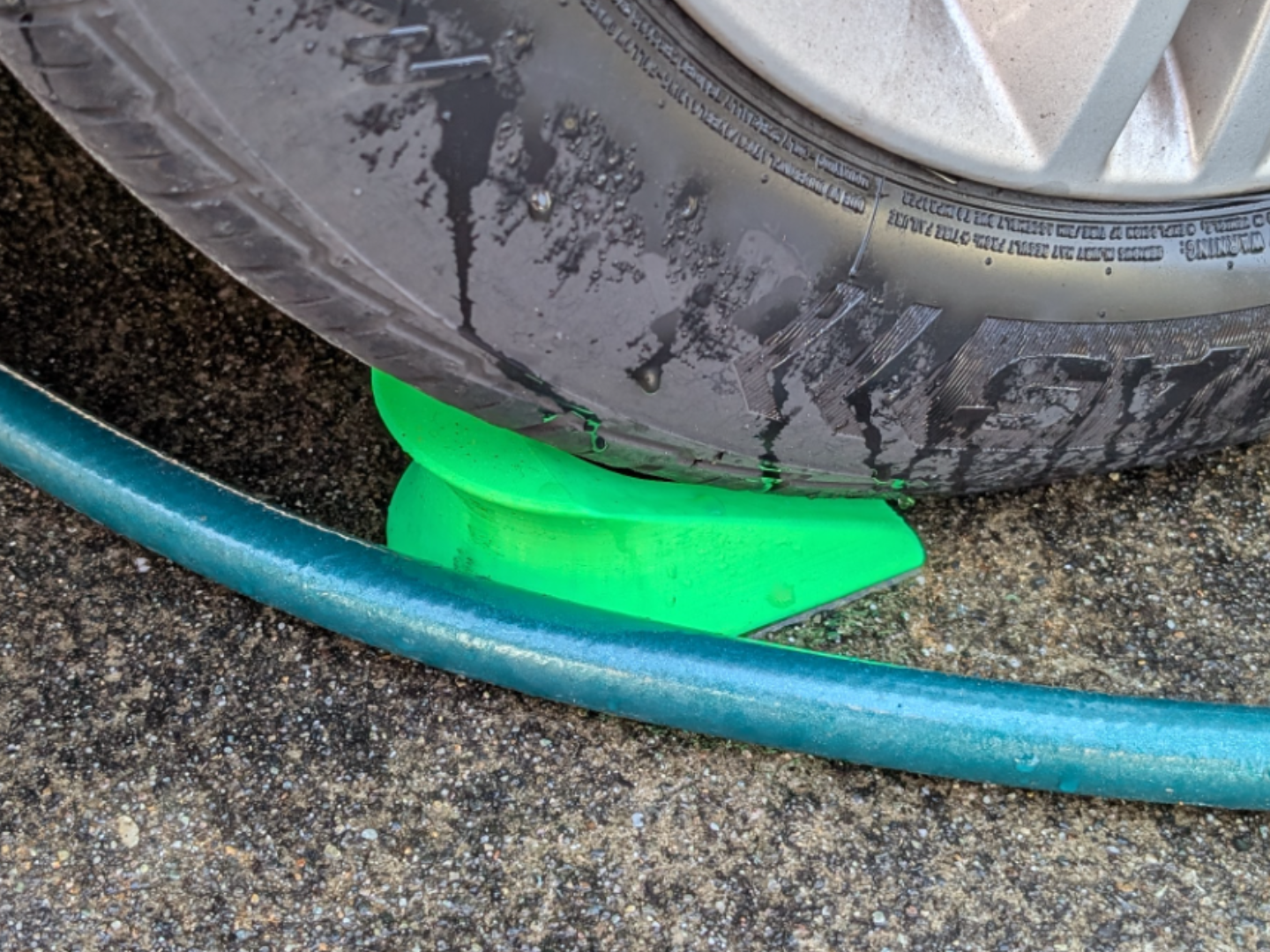 Simple Car Tire Hose Guide
