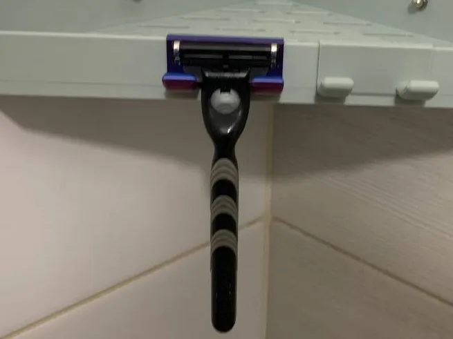 Razor holder for shower shelf