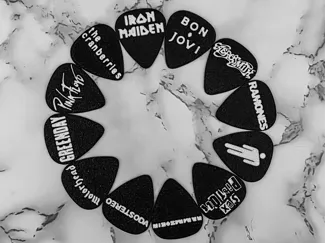 Púas de guitarra con nombres de bandas V2