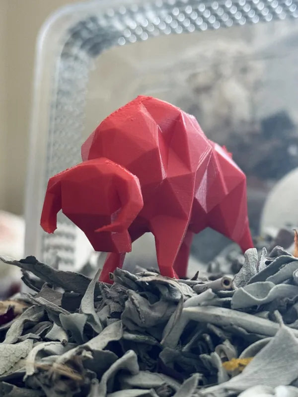 Taureau à l'attaque low poly