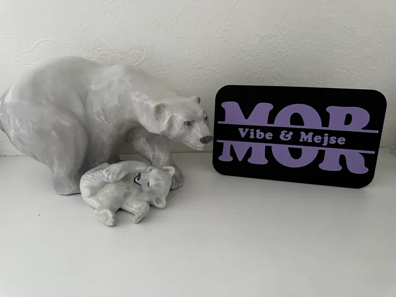 Personalized “MOM” Sign