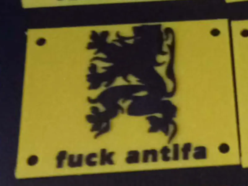 vlaams fuck antifa bordje met 4 gaten 