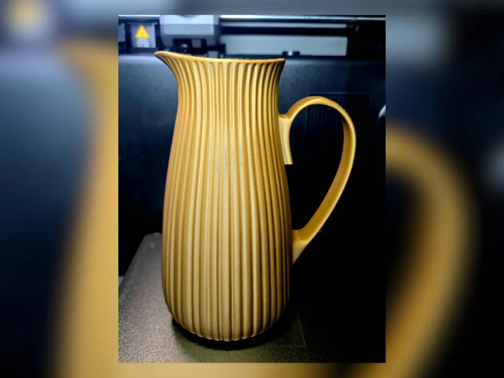 Letrero o emblema decorativo: Modern Textured Water Pitcher - 1L. Referencia del modelo original.