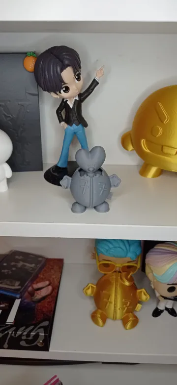 Llavero: BTS ARMY Bomb Plush Suit Tata Keychain — vista de referencia 3