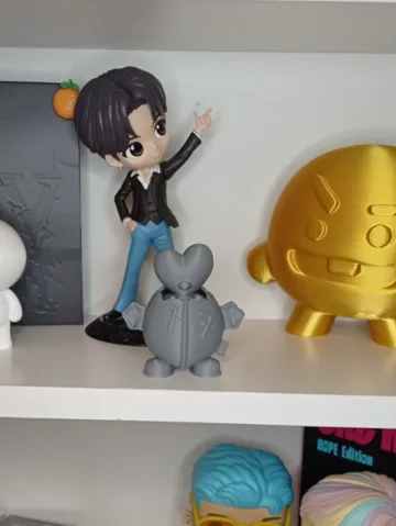 Llavero: BTS ARMY Bomb Plush Suit Tata Keychain — vista de referencia 2