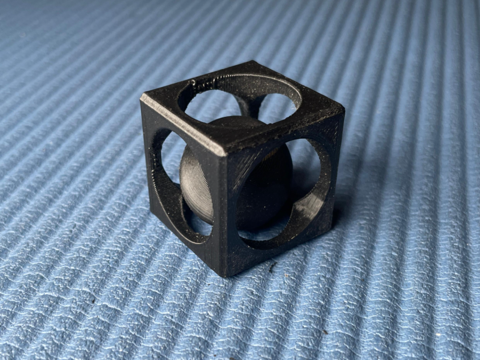 Kugel in Würfel Spielzeug