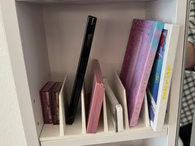 Small makeup palette holder