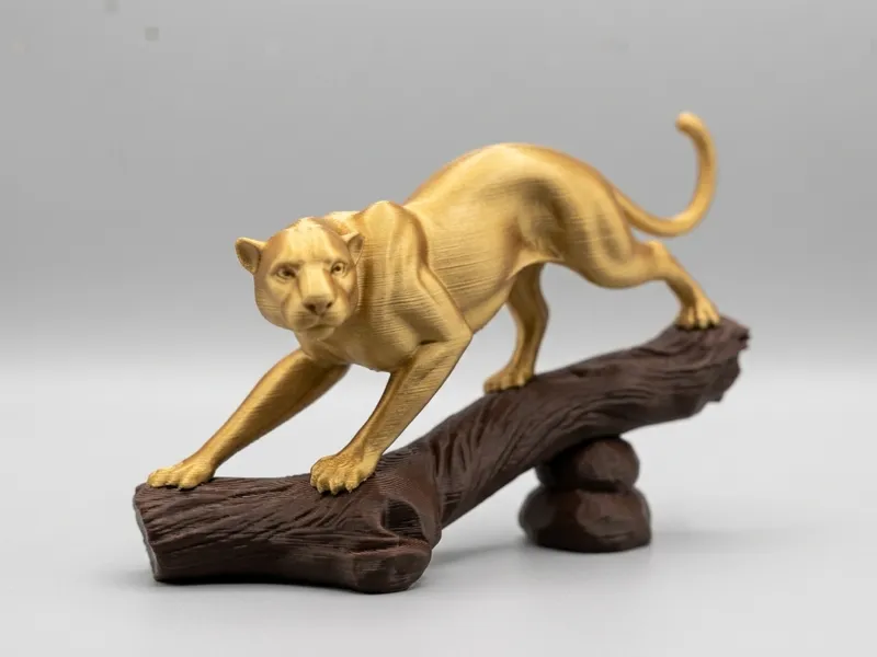 Escultura de Pantera no Tronco