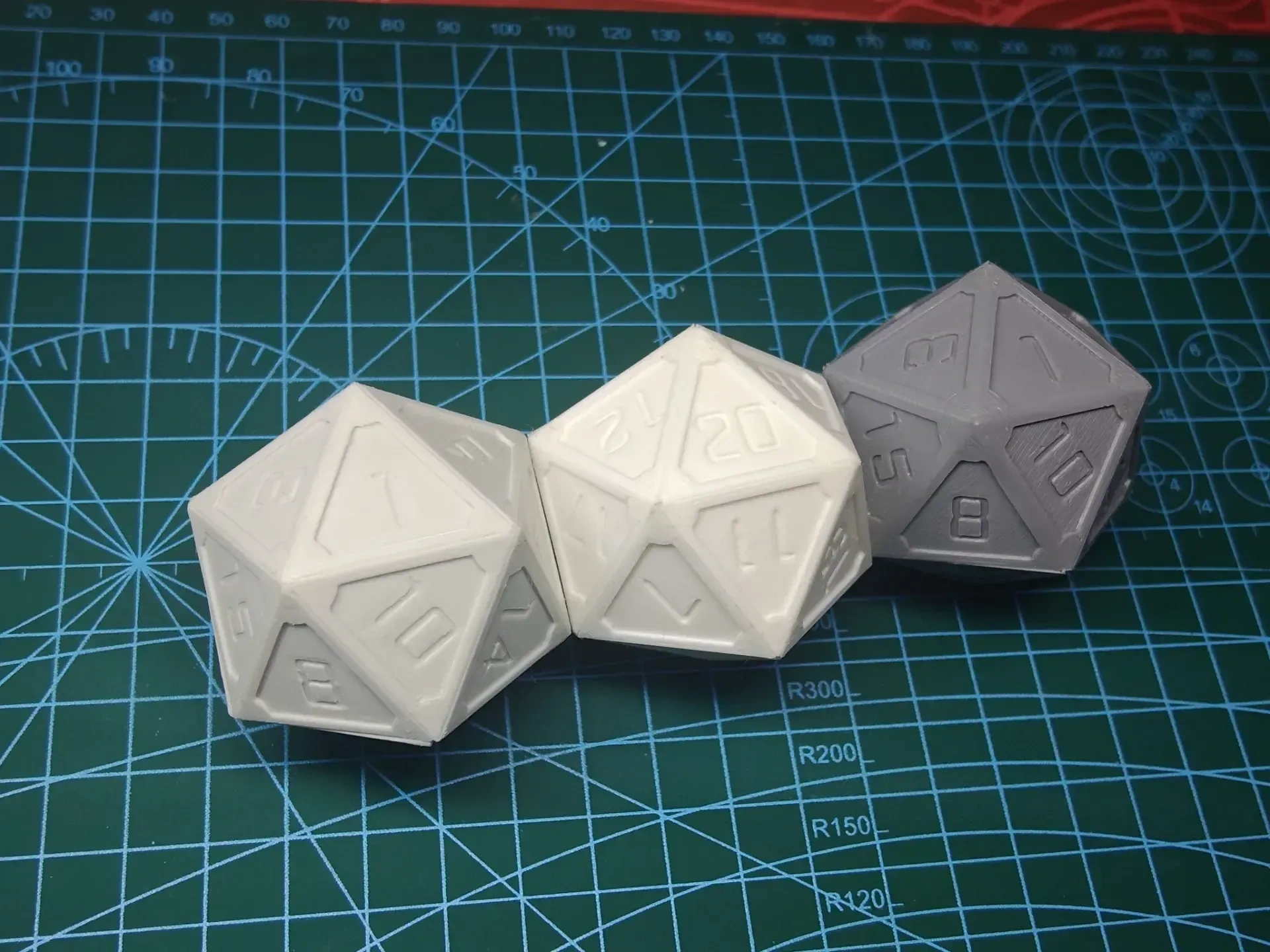 Miniatura 1 do modelo 3D 更完美表面的二十面骰子 D20