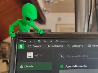 Alieno verde che spia il monitor