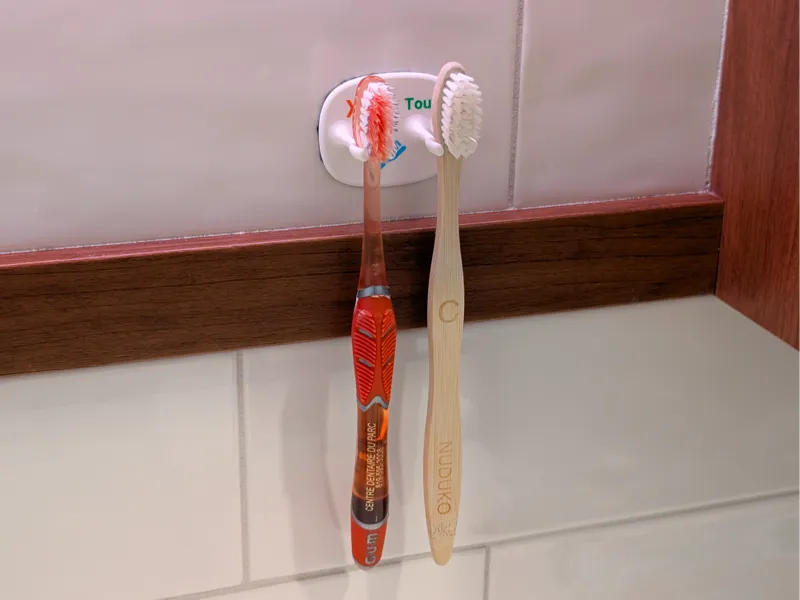 Wall mounted tooth brush support (1, 2 or 3 heads)