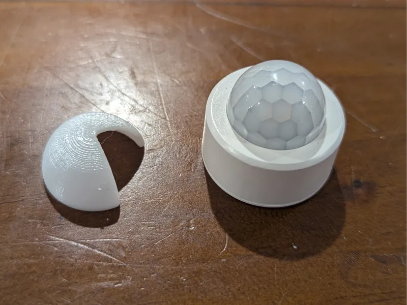 Tuya PIR Motion Sensor Three-Quarter Blinder