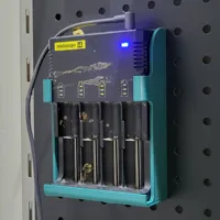 Support pegboard pour chargeur de piles — photo 3