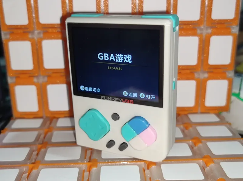 3D打印外壳的V3S Funkey掌机 开源掌机 GBA游戏掌机 PS1游戏掌机 型号：A23S油版