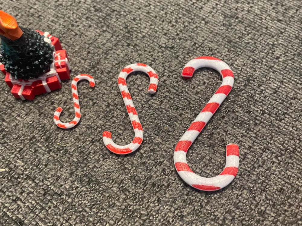 Decorazione Di Natale, Bastoncino Di Zucchero Del Calzino Della Sfera Del Cappello Che Appende Sulla Linea Di Lavaggio Isolata Su 50482705