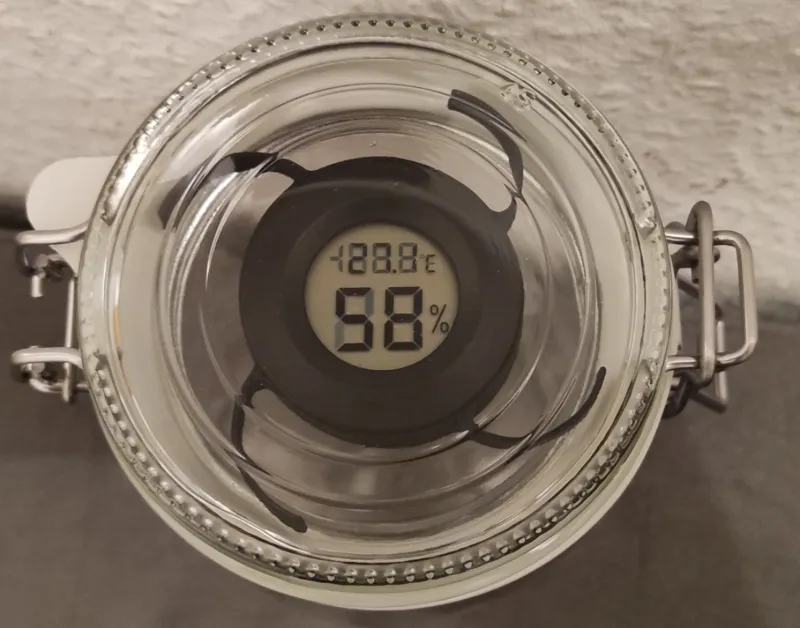 Hygrometer holder for Ikea Korken