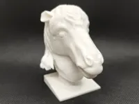 马首铜像